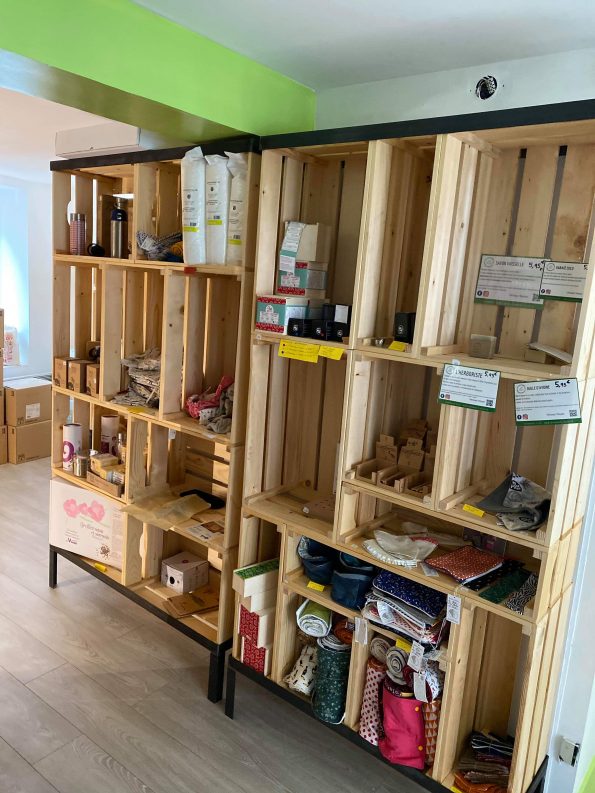 Les rayonnages en caisses de bois