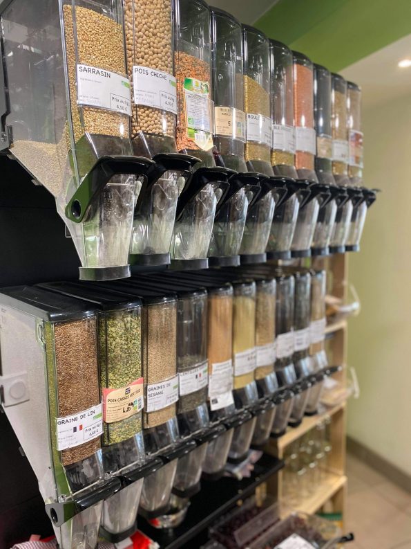 Les distributeurs gravitaires alignés sur le mur du magasin