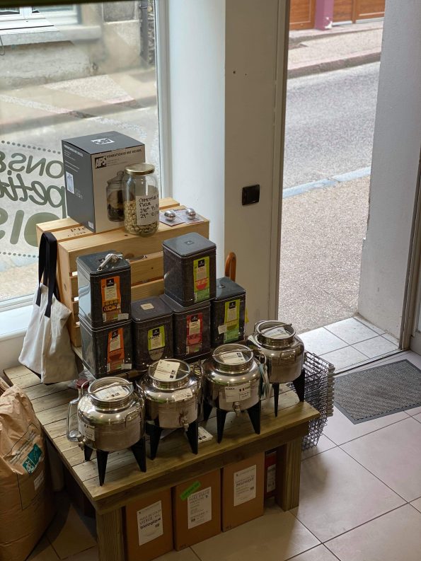 Les boîtes à thé près de l'entrée